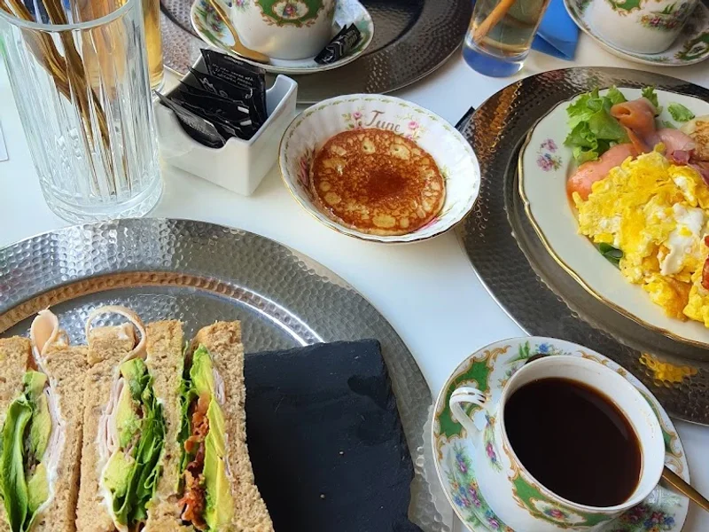 MONKEYS Café