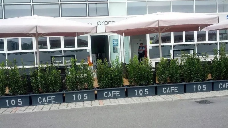 Bar 105