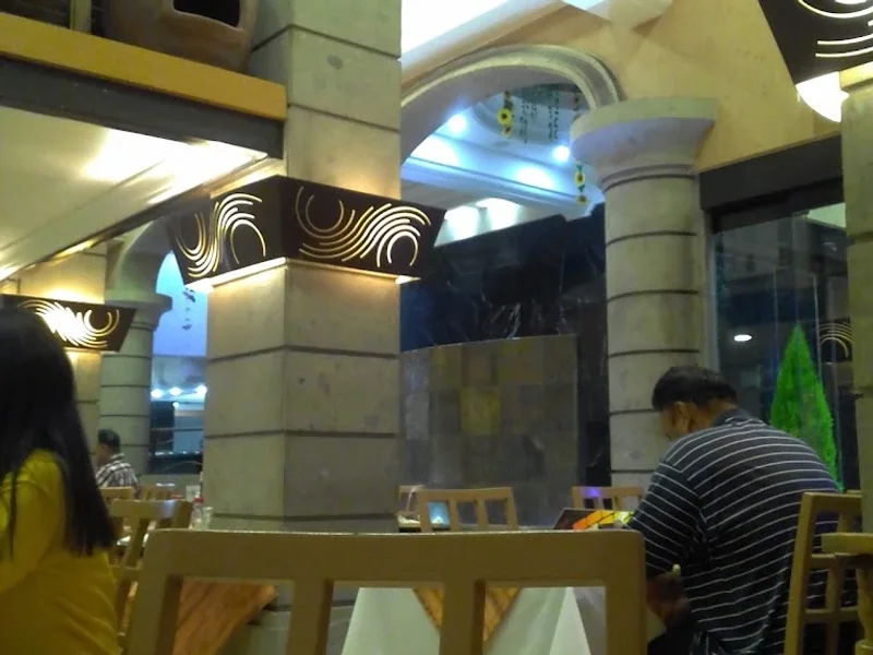 Los Portales, Restaurante Bar