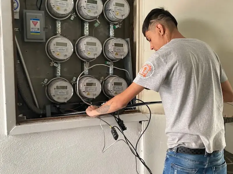 TÉCNICOS ELECTRICISTAS