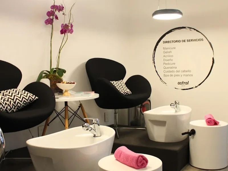 Astral Nails Bar
