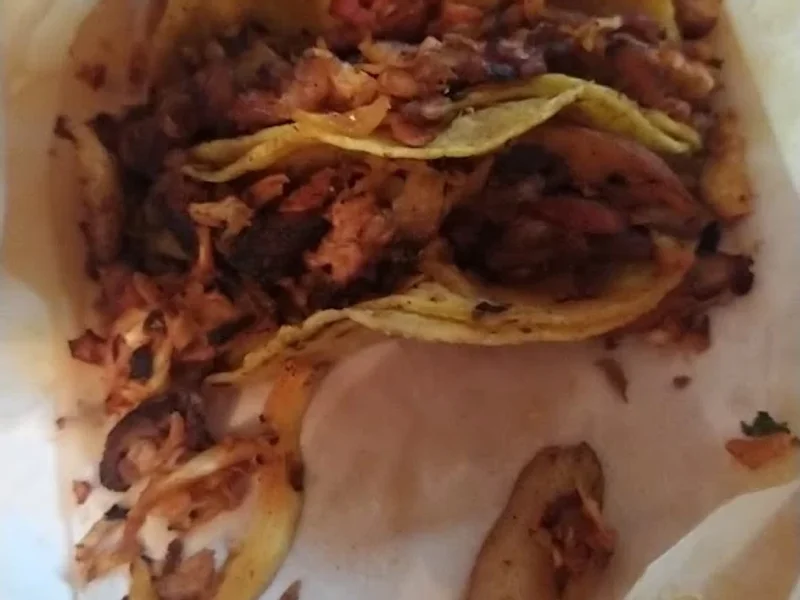 Tacos, alitas y tortas “La Estrella”.