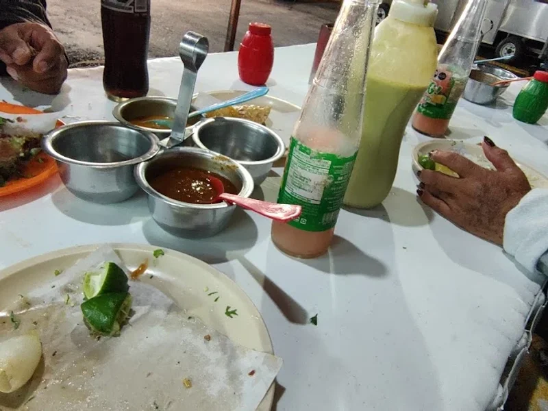 Tacos, alitas y tortas “La Estrella”.