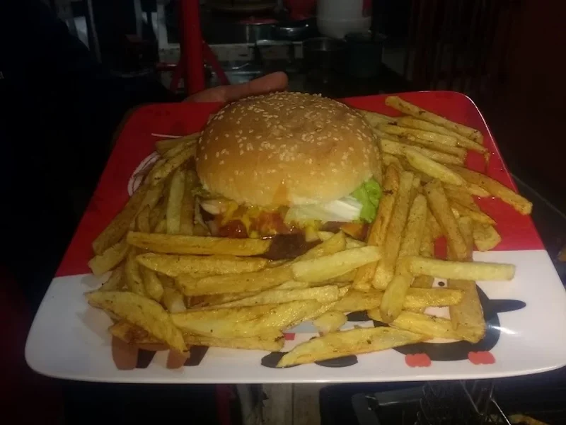 TACOS, HAMBURGESAS, PAPAS, ALITAS, CREPAS, POSTRES "LAS PEKES"