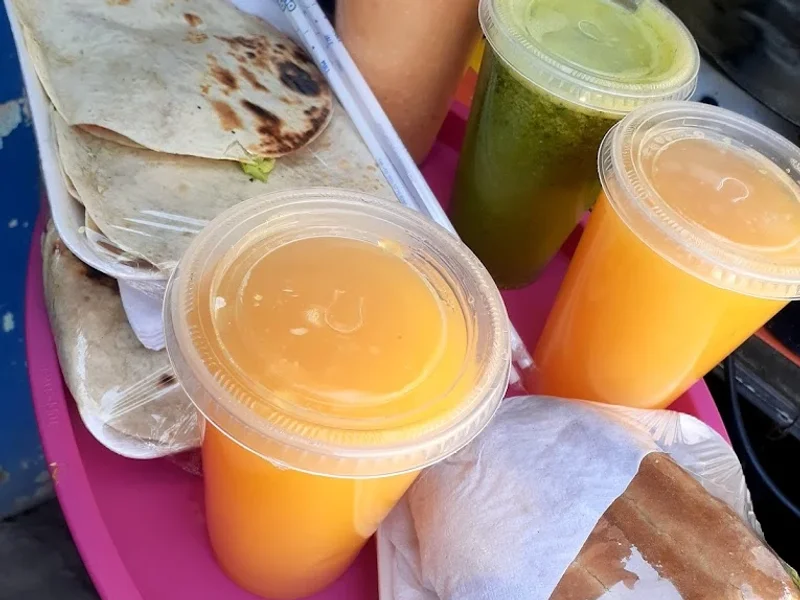 DESAYUNOS (jugos y licuados)