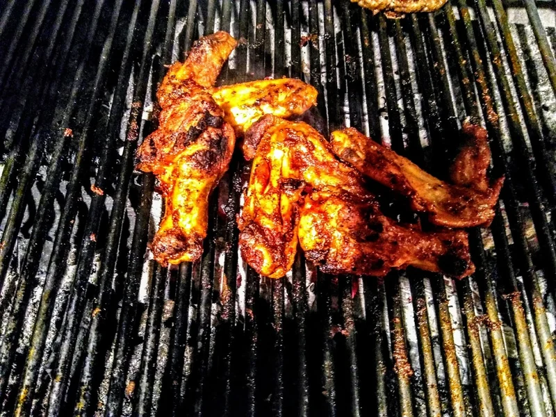 Alitas al carbón y hamburguesas a la parrilla