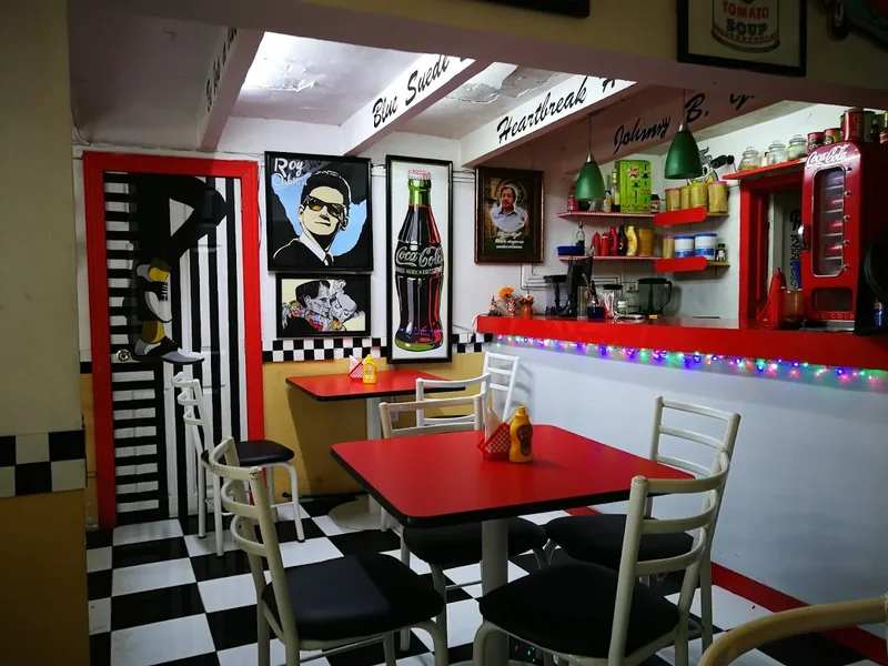 BLUE MOON RETRO'S DINNER