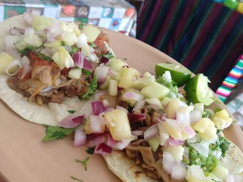 Tacos de carnitas "Los pichis"