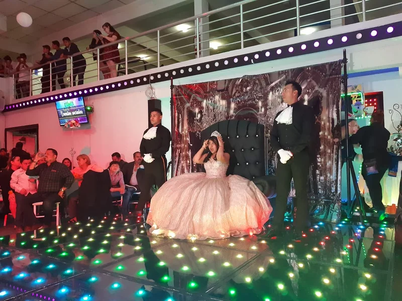 Renta de trajes smoking silver dance