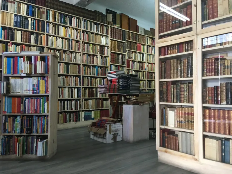 Librería Anticuaria A Través Del Espejo