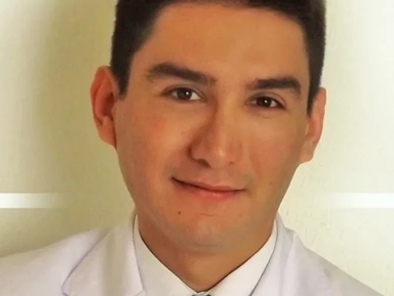 Dr. Javier Arturo Martínez Ortega, Dermatólogo
