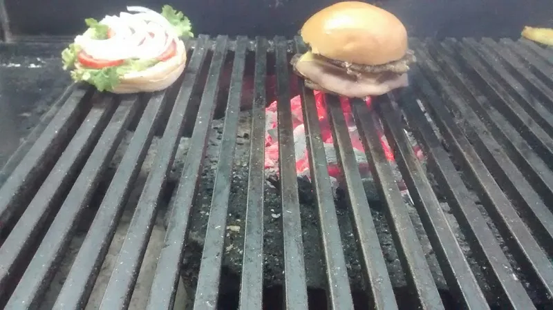 Hamburguesas al carbón Mc Patas desde 1993