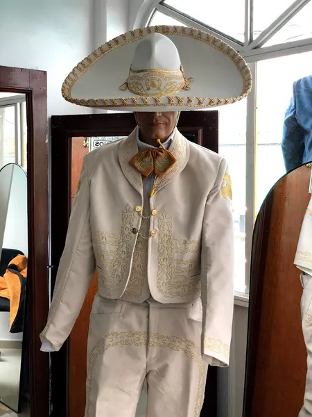 Trajes Génova Italy de Chalco (venta, renta y composturas)