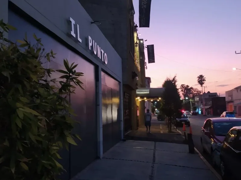 il Punto jardín y salón y restaurante buffet