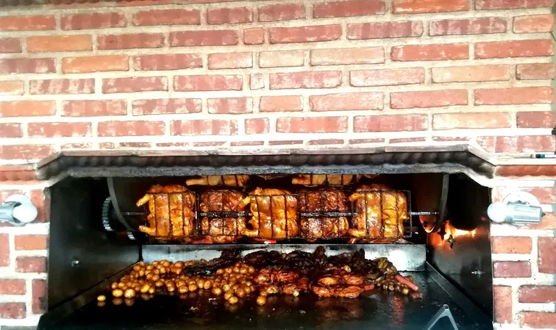 EL CHE POLLO ( Pollos Y Costillas A La Leña)