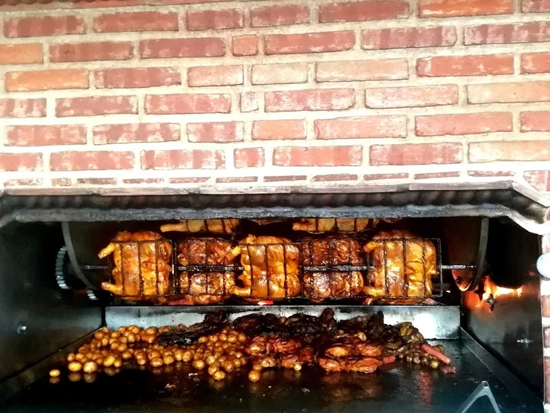 EL CHE POLLO ( Pollos Y Costillas A La Leña)