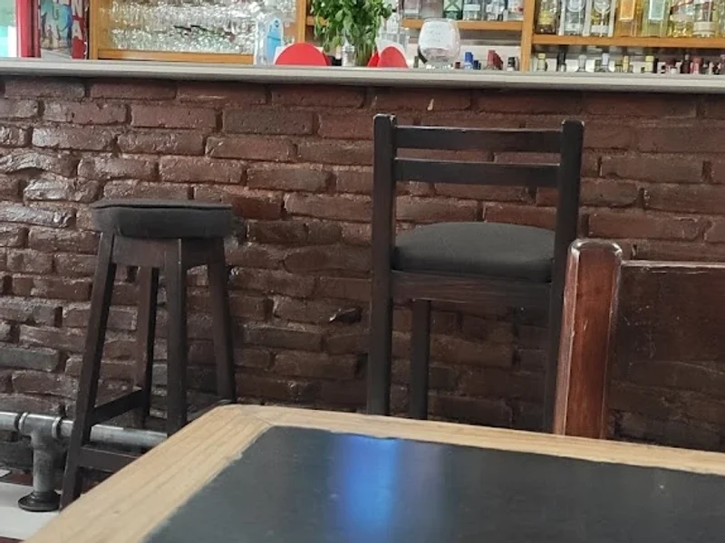 Moro's Bar