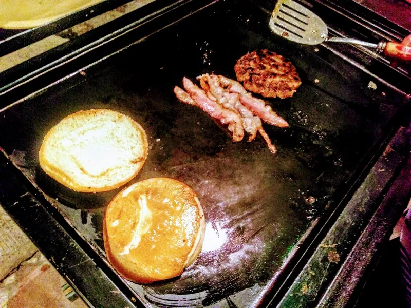 Alitas al carbón y hamburguesas a la parrilla