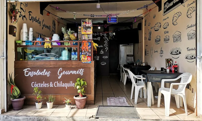 Ensaladas Gourmets, Cócteles y Chilaquiles