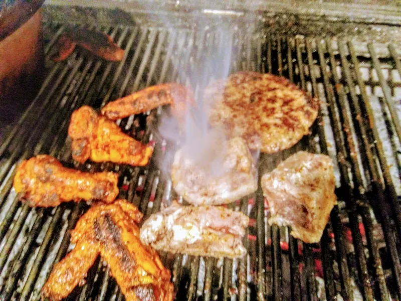 Alitas al carbón y hamburguesas a la parrilla