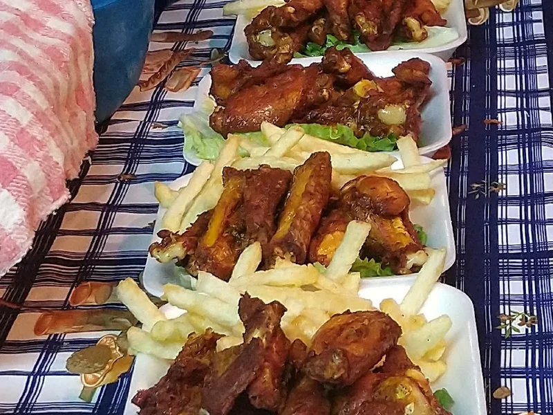 AlitasBBQ y papas a la francesa "NAYE"