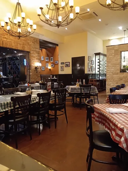 Italianni's Vía Vallejo