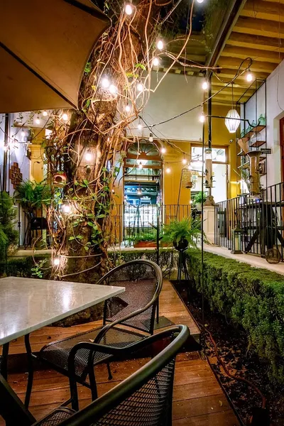 Lusso Cafe