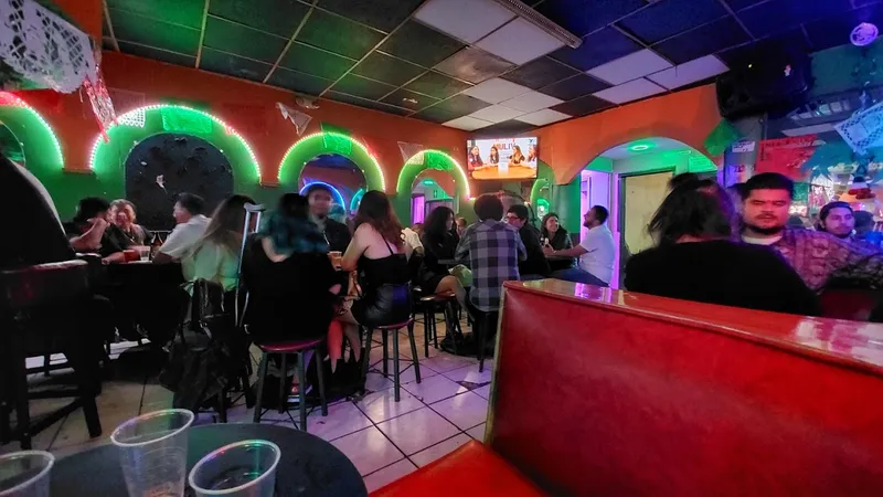 TROPIC'S BAR