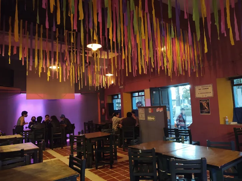La Vitrola Bar
