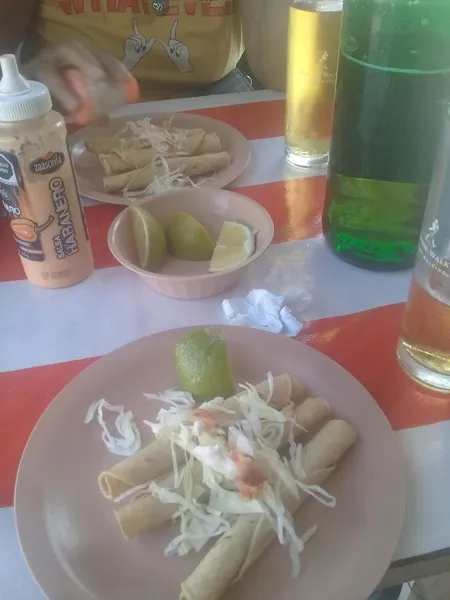 Cockteleria Y Botanero 21