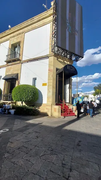 1828 Brasa y Carbón