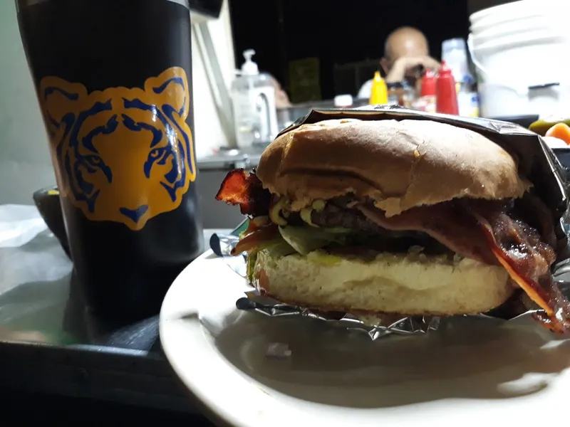 Hamburguesas Revolución (Hechas al Carbón)
