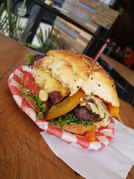 Brontos Zavaleta Hamburguesas al Carbon