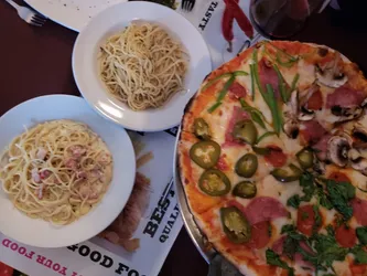 Los 8 pastas de Colonia San Pedro Monterrey
