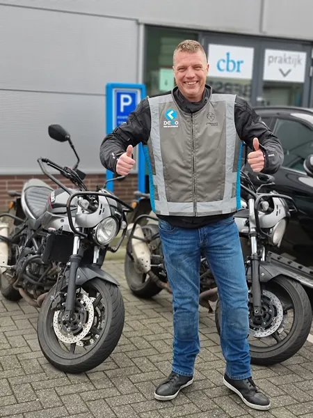 Rijschool Rotterdam ✅ Demo Opleidingen | Auto, Motor & Scooter 💯