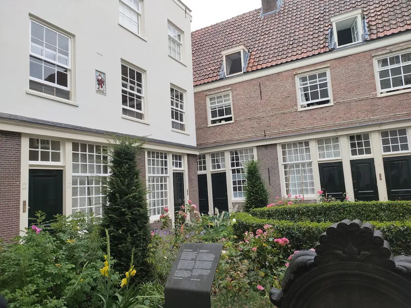 Sint Andrieshofje courtyard