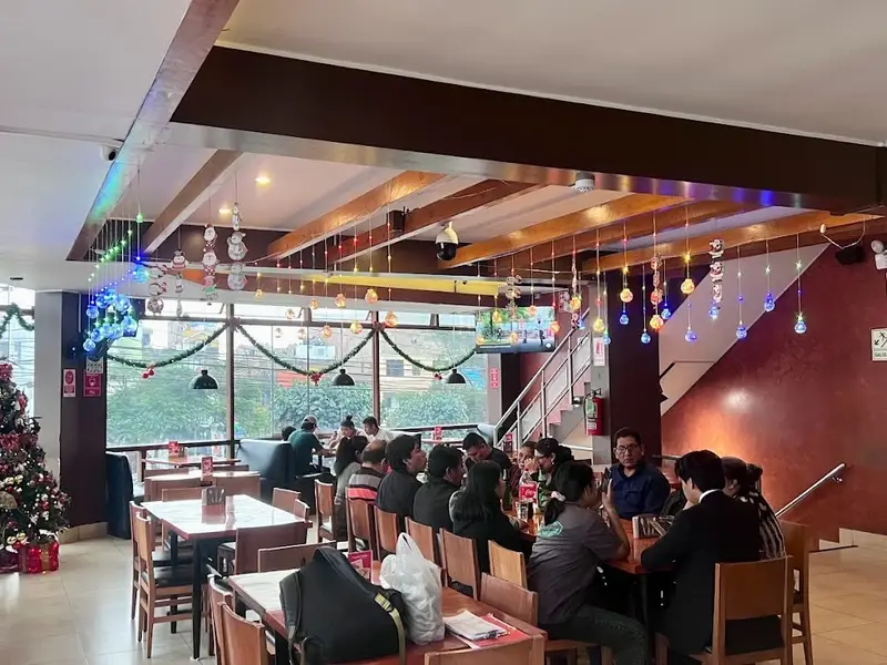 Pepper’s Chicken Av Peru 3300