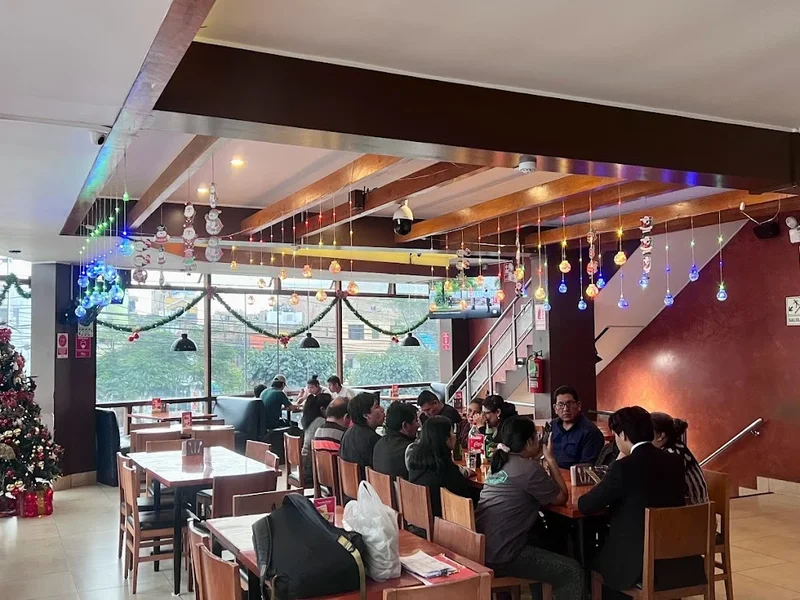 Pepper’s Chicken Av Peru 3300