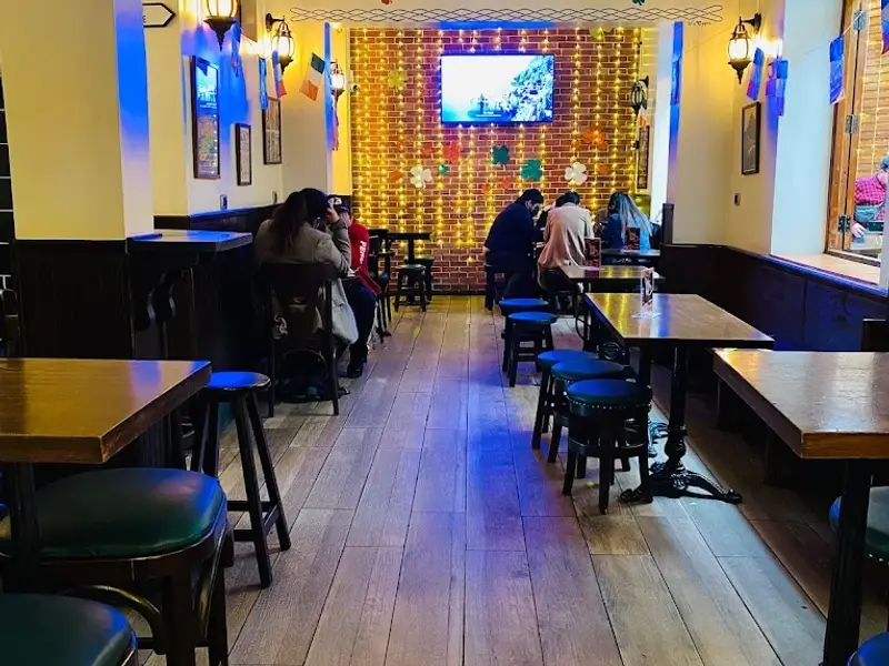 Molly's Irish Bar & Restaurant