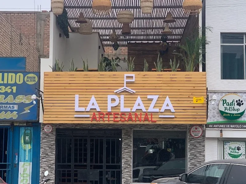 La Plaza Artesanal Los Olivos