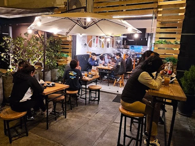 Tres Cuartos Burger Bar