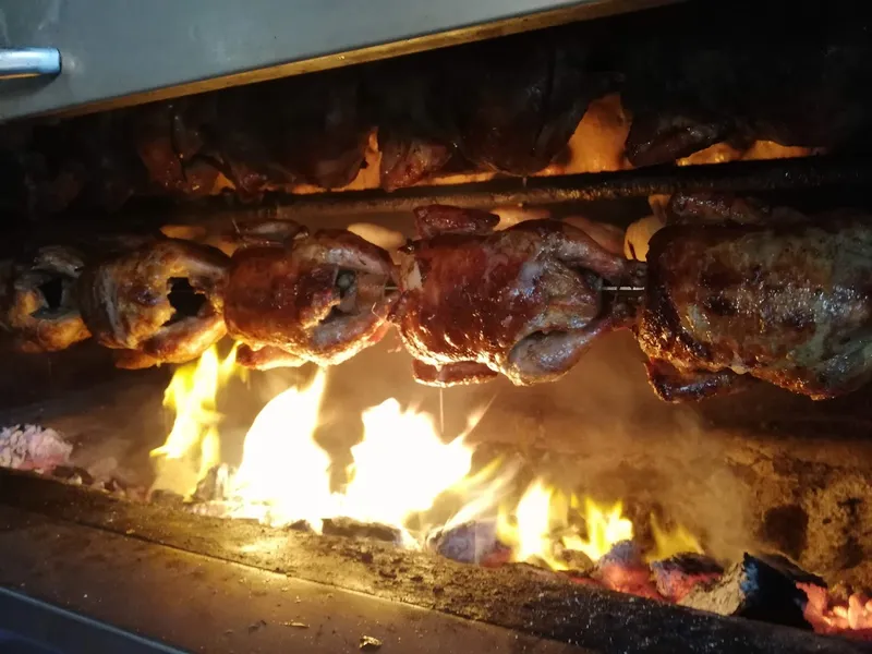 Pollo a la leña Entre Leña y Sabor