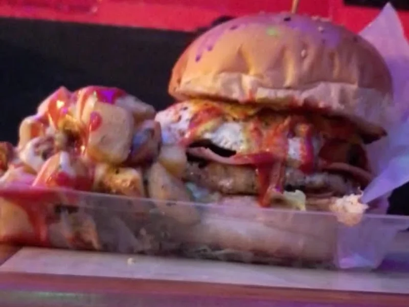 El Quijote" Hamburguesas, Chicharrones y Rock and Roll