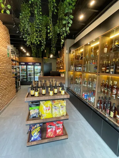 Botellas y Corchos - Licorería