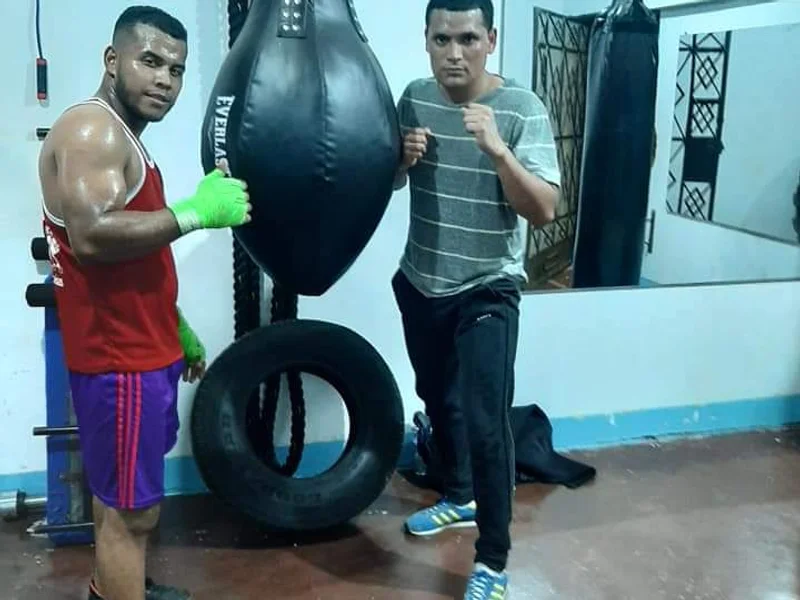ESCUELA DE COMBATE TEAM MARJORIE ( GIMNASIO DE BOX)