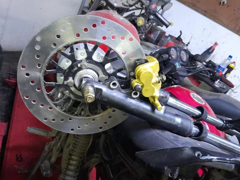 Mecánico de motos "Black Racing"