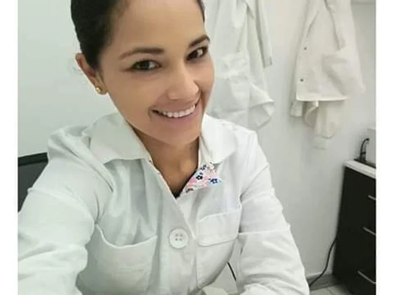 Dra. María del Carmen Tello Flores, Dermatólogo