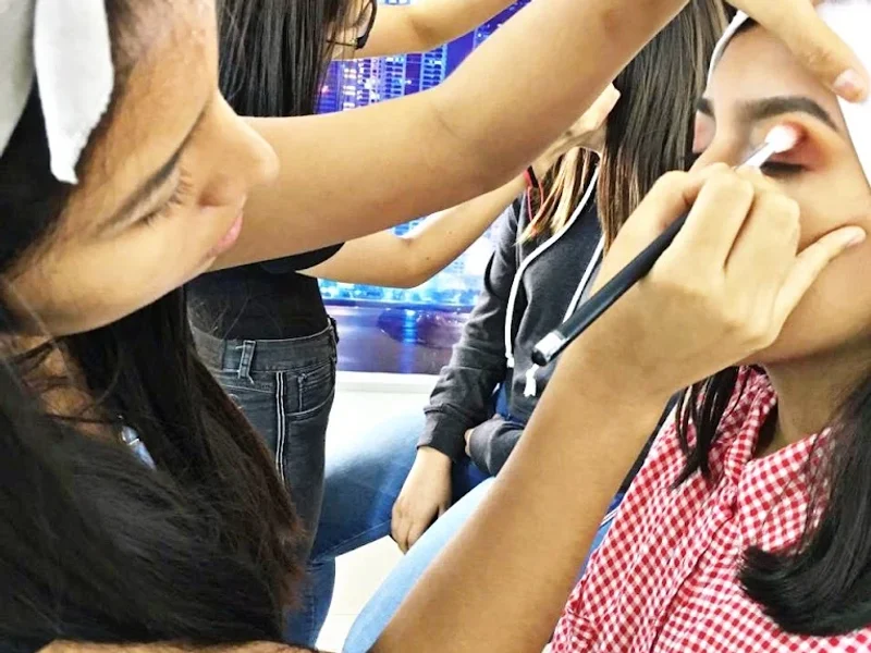 Adsber Studio Escuela de Maquillaje Profesional - Make Up