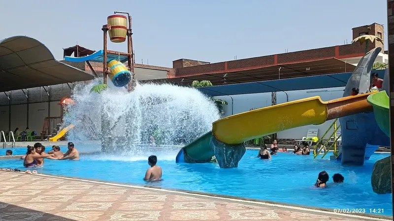 PISCINA ELEPHANT PARK tiene para guardar cosas xf