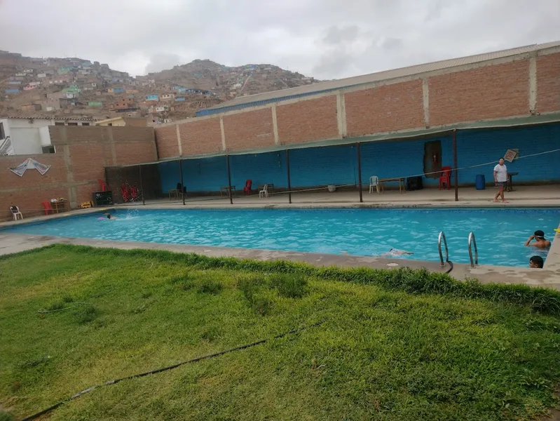 Piscina Los Delfines De Puente Piedra